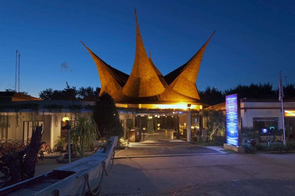 aston sunset beach main entrance