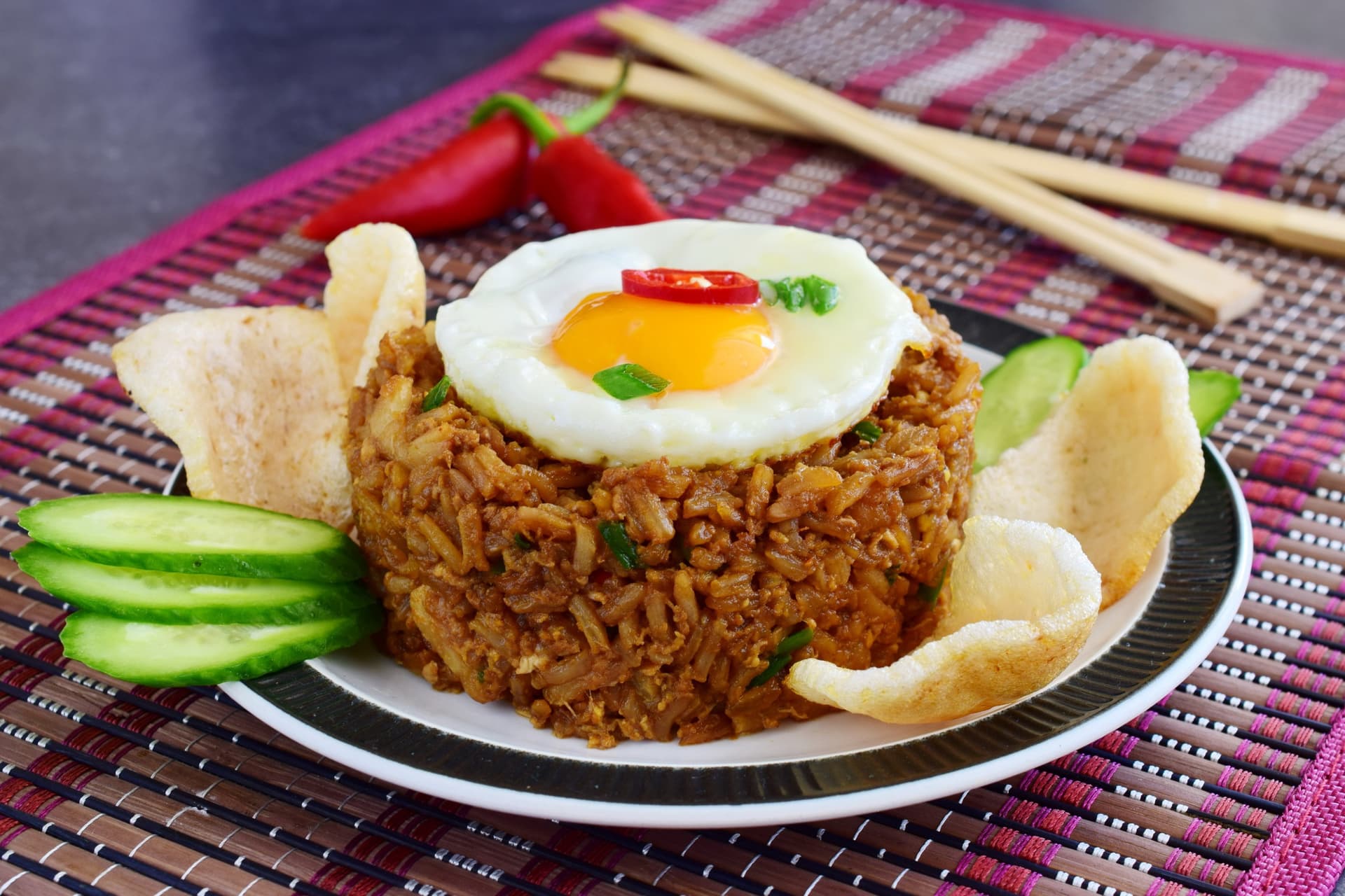 Rezept für Nasi Goreng, das traditionelle indonesische Reisgericht