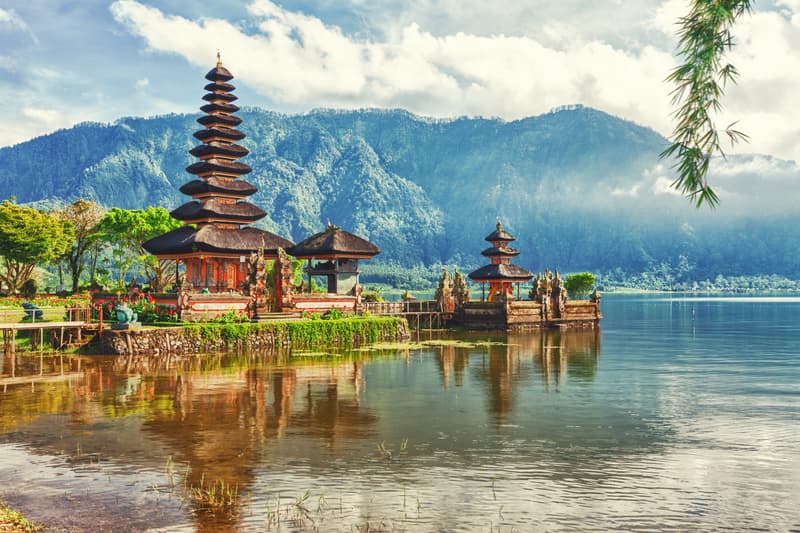 puru ulun danu temple lake baratan bali.jpg 2